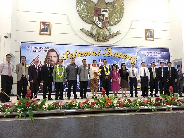 Brig. Gen. Jimmy Sinaga (9th from left), newly installed North Sulawesi Police chief and Manado Mayor Godbless Lumentut (5th from left) stand on stage with other guests to receive a welcome from the Adventist members of Tikala Adventist church, Manado on January 15. (photo by Bryan Sumendap)