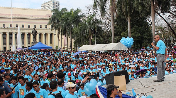 Talking to the big gathering of Adventist Church members at Liwasang Bonifacio, Congressman Harlin Abayon introduces the Mayor of the City of Manila, Joseph Ejercito Estrada.  [photo credit: Central Light]