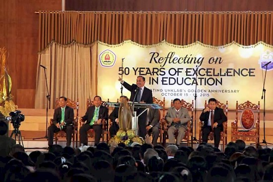 Dr. Max Langi, treasurer of the Adventist church in the southern Asia-pacific region (SSD), leads the Sabbath School lesson summary on Saturday, October 17 during the Mt. Klabat University Pioneer chapel. Mt. Klabat University (UNKLAB) celebrated it's 50th anniversary from October 15-17. [photo contributed by J. Rondonuwu] 